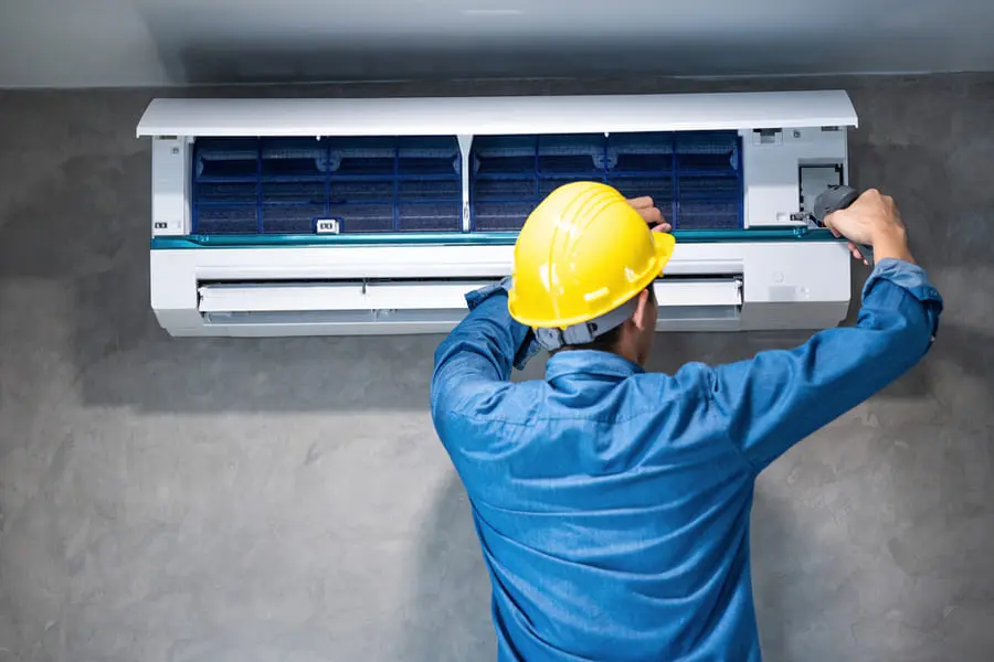 Técnico instalando ar-condicionado